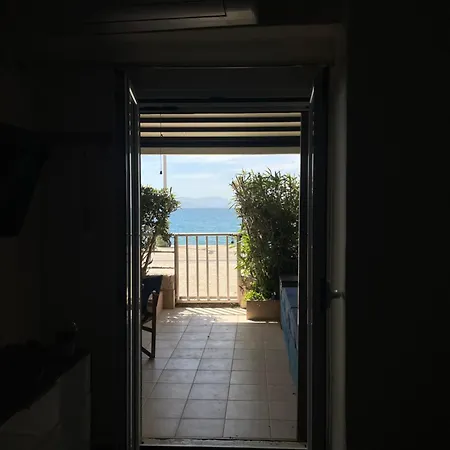 Sea La Vie - Beachfront Retreat Λουτράκι Εξωτερικό φωτογραφία