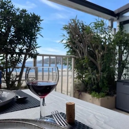 Sea La Vie - Beachfront Retreat Λουτράκι Εξωτερικό φωτογραφία