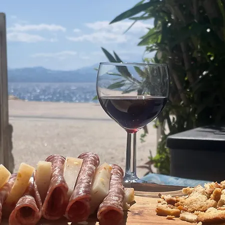 Sea La Vie - Beachfront Retreat Λουτράκι Εξωτερικό φωτογραφία