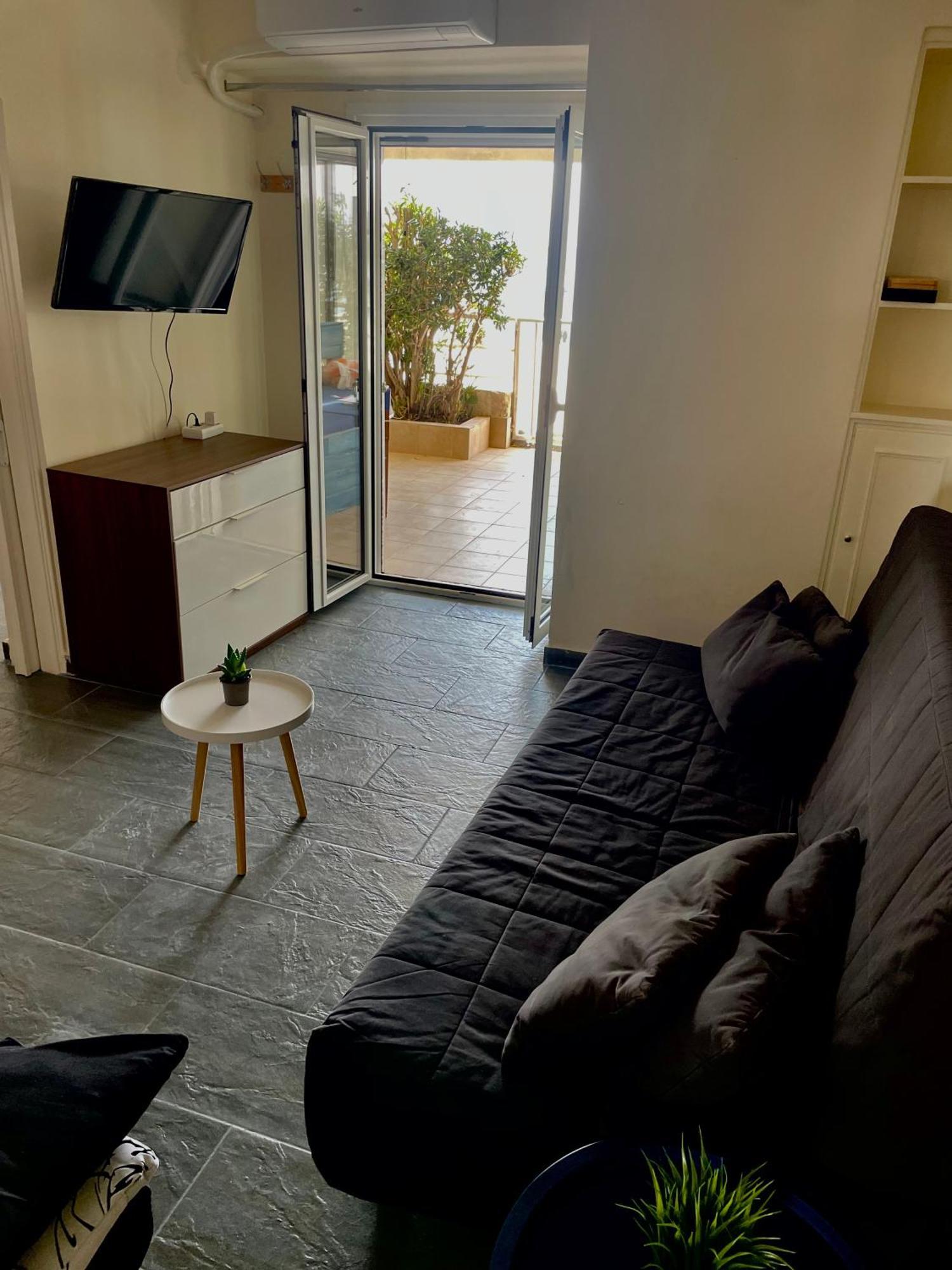 Sea La Vie - Beachfront Retreat Apartment