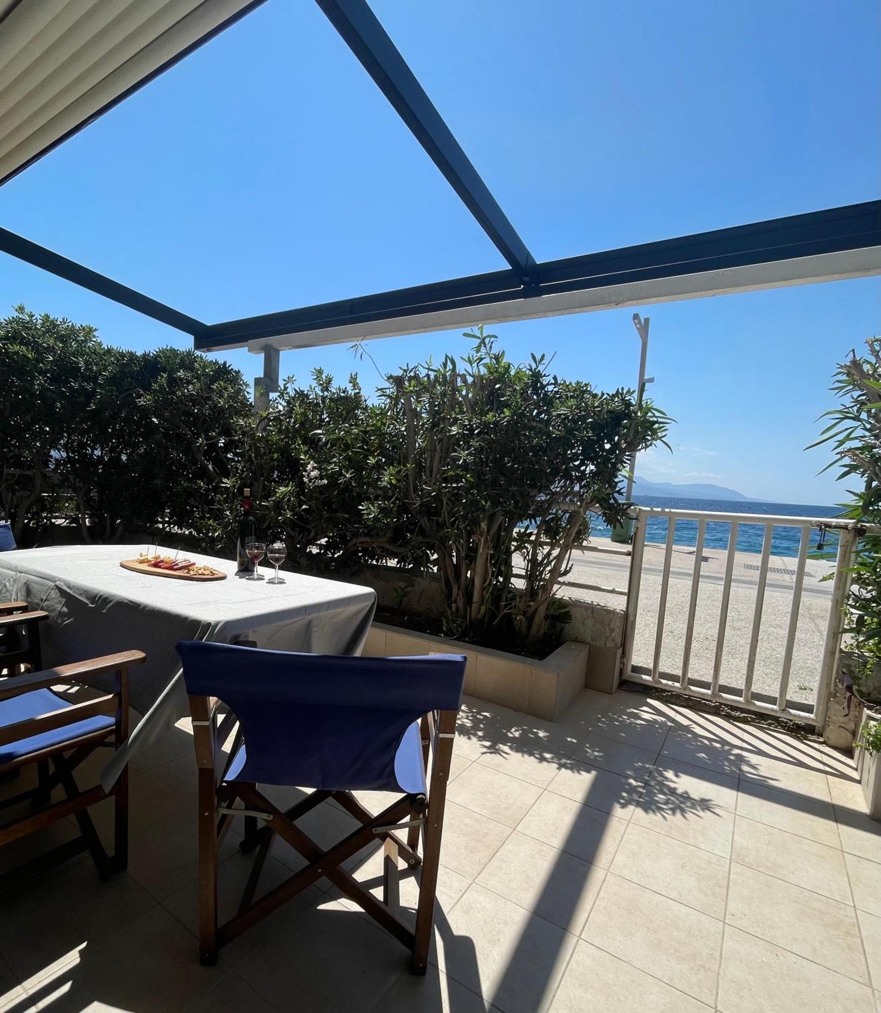 Sea La Vie - Beachfront Retreat Apartment Loutraki (Corinthia)