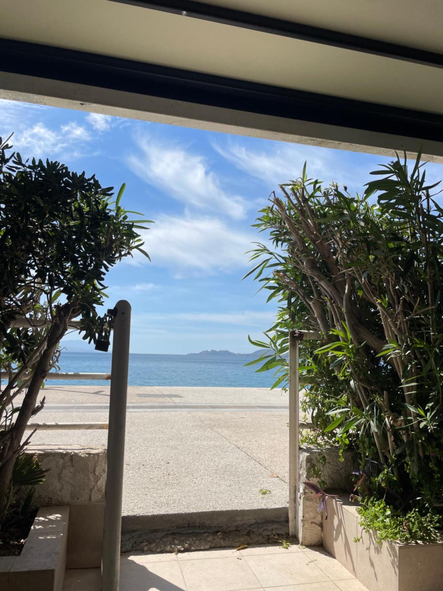 Sea La Vie - Beachfront Retreat