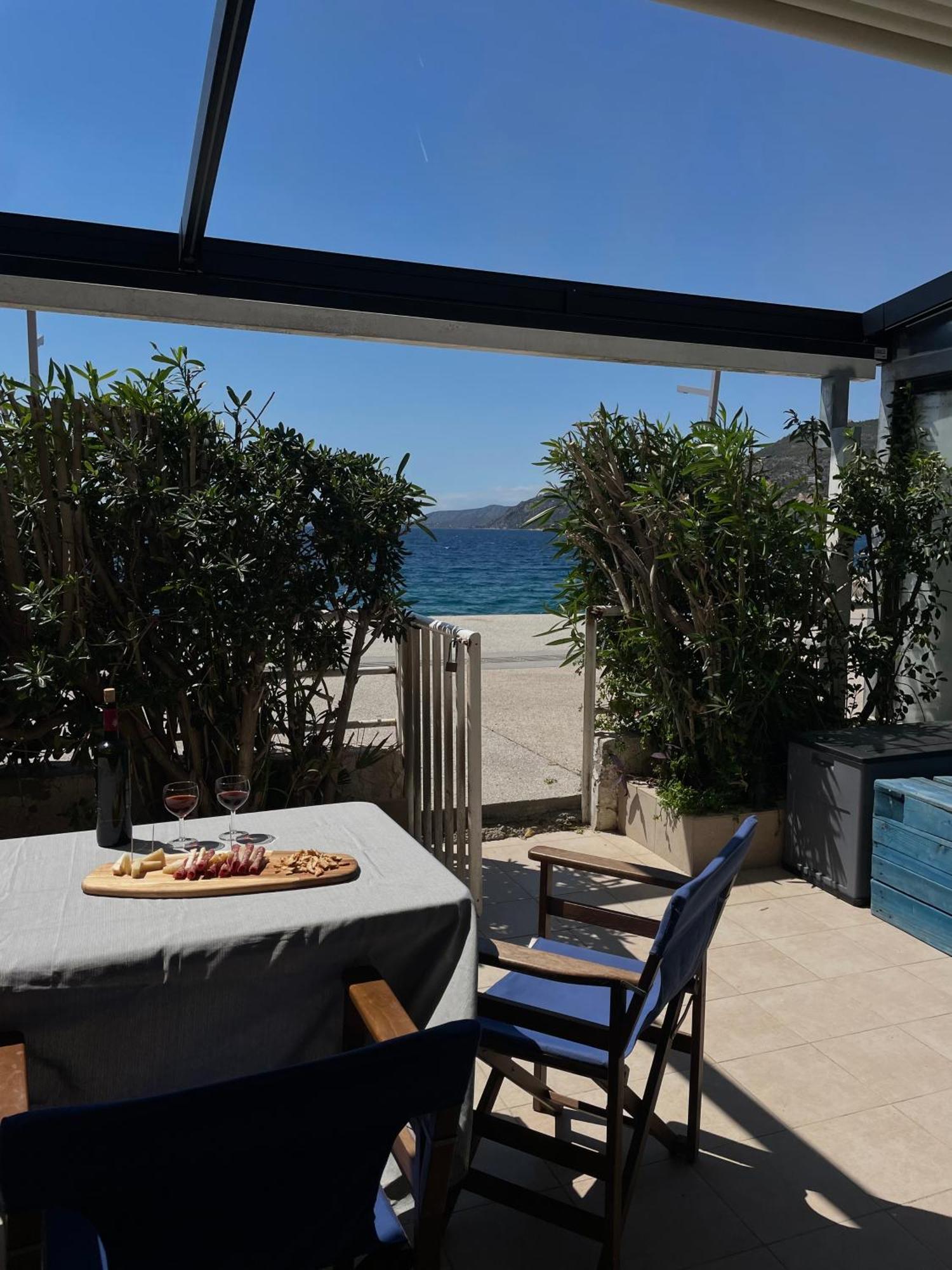 Sea La Vie - Beachfront Retreat Apartment